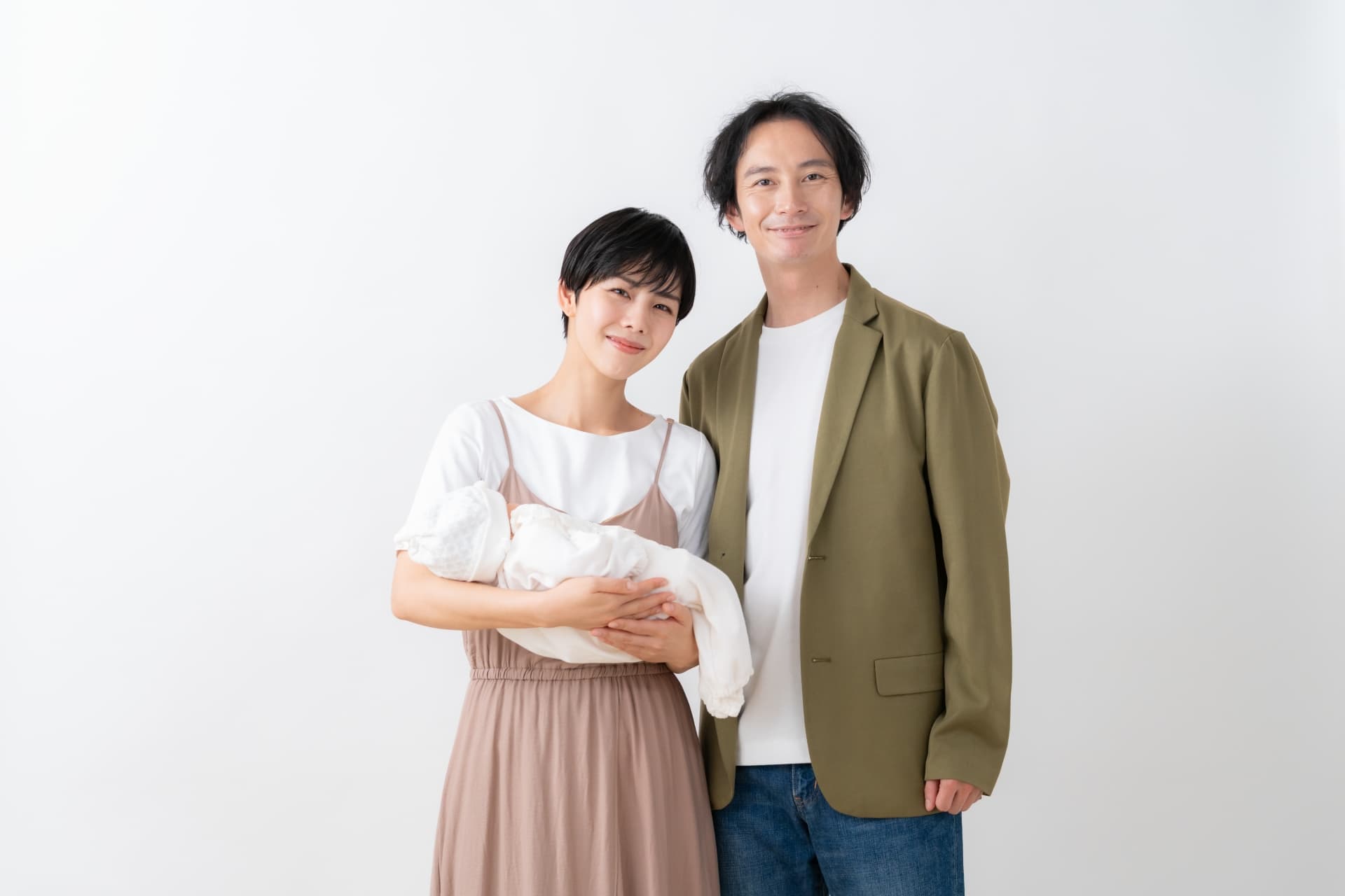 赤ちゃんを抱く夫婦
