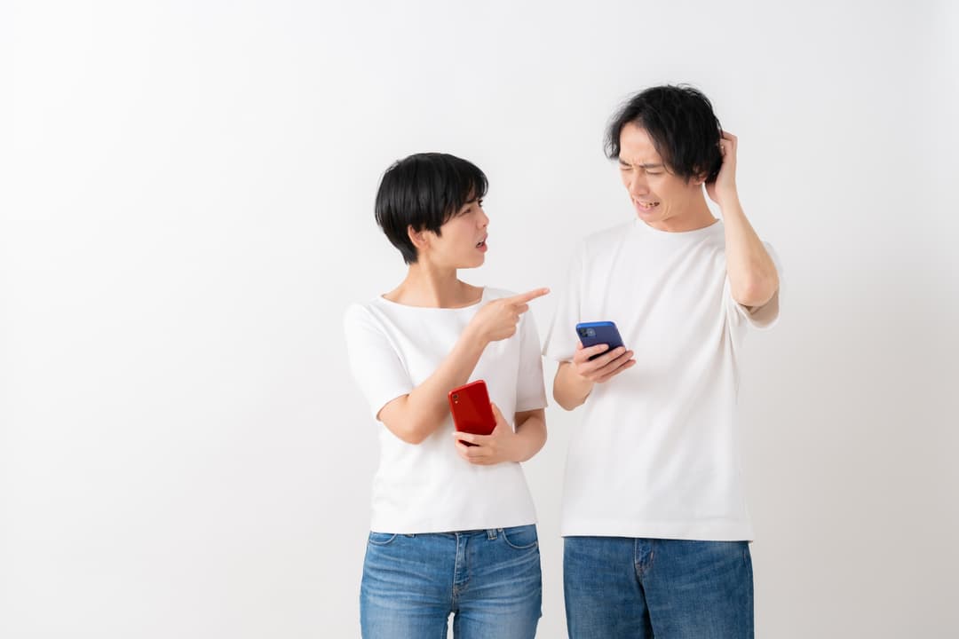 検査結果を見ながら話し合う夫婦